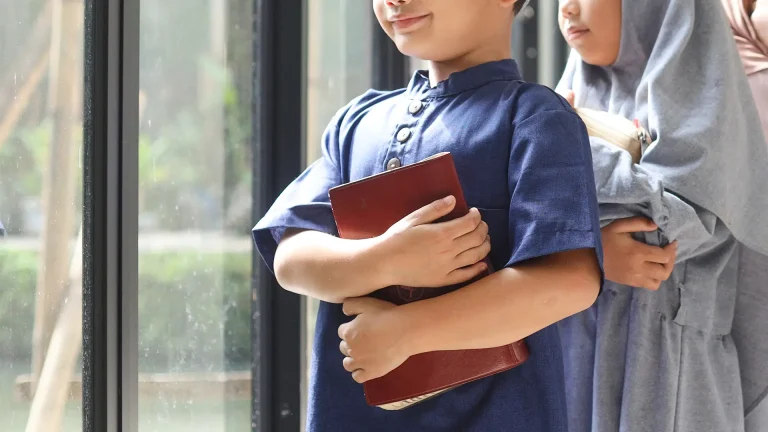 Membangun Akhlak Anak Sebelum Membangun Kepintaran